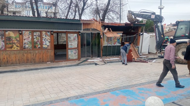 Marmaraereğlisi’nde Beklenen Oldu! Sahildeki İşletmelerin Yıkımı İçin Dozer Sahile Girdi! 