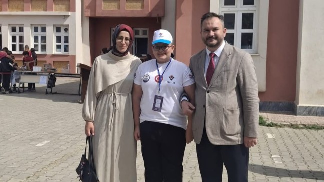 BAŞKAN GÖKMEN GENÇ BİLİM İNSANLARININ HEYECANINA ORTAK OLDU