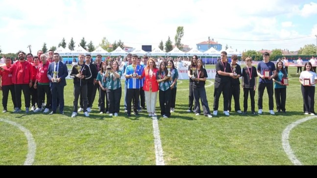 ERGENE’DE 19 MAYIS COŞKUSU: BAĞIMSIZLIK MEŞALESİ GENÇLERİN ELLERİNDE YANDI!