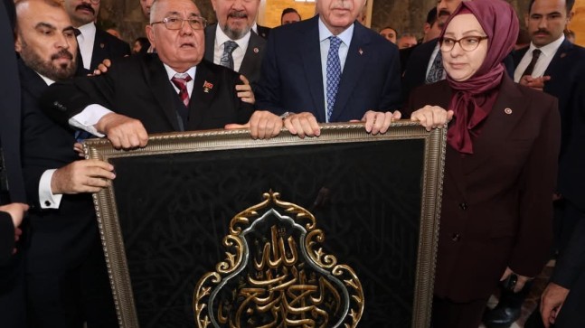 ANKARA’DA GÖNÜL COĞRAFYASI BULUŞMASI: CUMHURBAŞKANI ERDOĞAN’A KİSVE-İ ŞERİF TAKDİM EDİLDİ