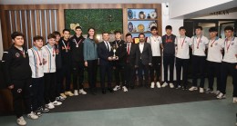 KAPAKLI’NIN ALTIN ÇOCUKLARI BAŞKAN ÇETİN’İ ZİYARET ETTİ: FİLENİN ŞAMPİYONLARI NAMAĞLUP!