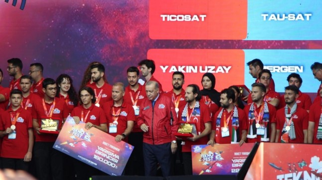 TEKNOFEST Şampiyonları Cumhurbaşkanı Erdoğan’dan Ödülünü Aldı!