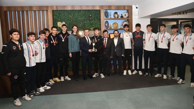 KAPAKLI’NIN ALTIN ÇOCUKLARI BAŞKAN ÇETİN’İ ZİYARET ETTİ: FİLENİN ŞAMPİYONLARI NAMAĞLUP!