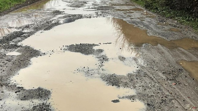 DEREAĞZI SAKİNLERİ BOZUK VE ÇAMURLU YOLLARA MAHKÛM!