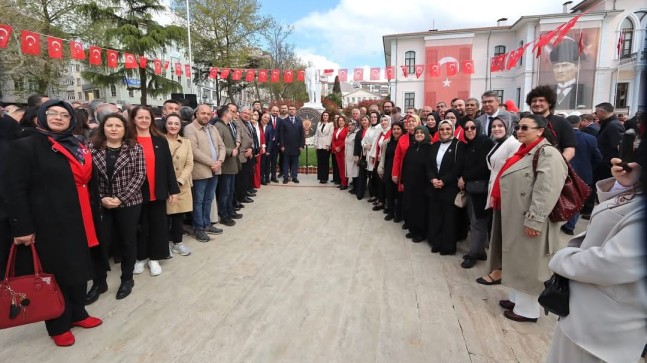 TEKİRDAĞ’DA 23 NİSAN COŞKUSU: İL BAŞKANI ALİ GÜMÜŞ ÇELENK SUNMA TÖRENİNE KATILDI