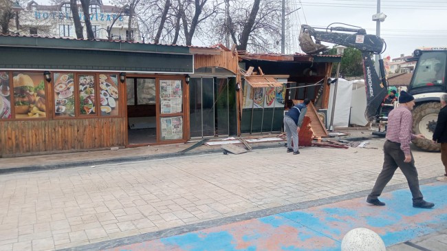 Marmaraereğlisi’nde Beklenen Oldu! Sahildeki İşletmelerin Yıkımı İçin Dozer Sahile Girdi! 