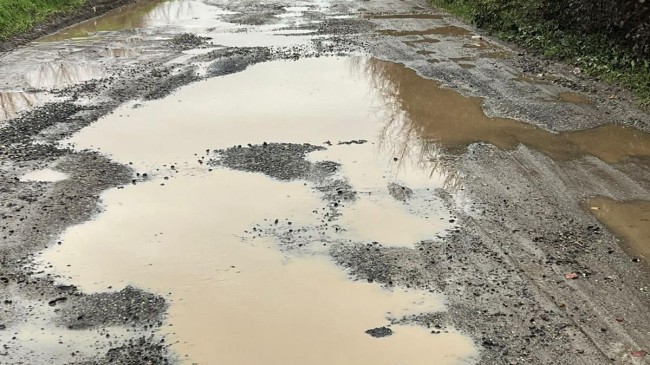 DEREAĞZI SAKİNLERİ BOZUK VE ÇAMURLU YOLLARA MAHKÛM!