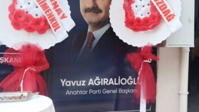 ANAHTAR PARTİ HAYRABOLU AÇILIŞINDA “ÇELENK” KRİZİ: NEZAKET SÖYLEMLERİ GÖLGEDE KALDI