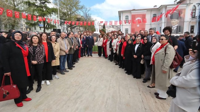 TEKİRDAĞ’DA 23 NİSAN COŞKUSU: İL BAŞKANI ALİ GÜMÜŞ ÇELENK SUNMA TÖRENİNE KATILDI
